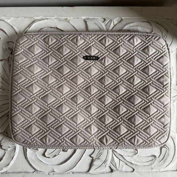 TUMI Beige Diamond Quilted Laptop Sleeve Case 15" x 11" - Picture 1 of 6